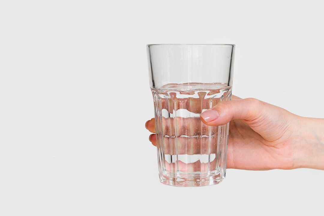 Um copo de água com pó diluído Keto Probiotix